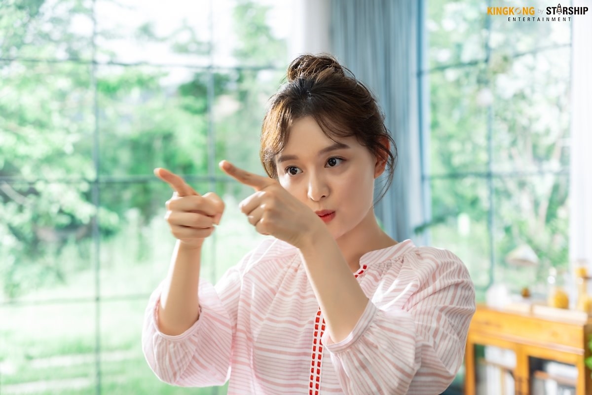 Kim Ji Won tung bộ ảnh hậu trường chụp quảng cáo mới
