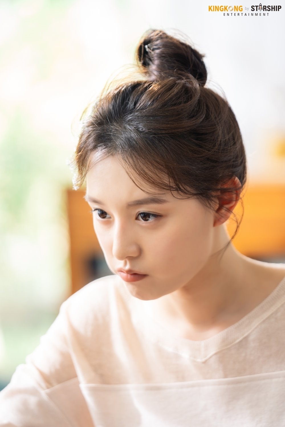 Kim Ji Won tung bộ ảnh hậu trường chụp quảng cáo mới