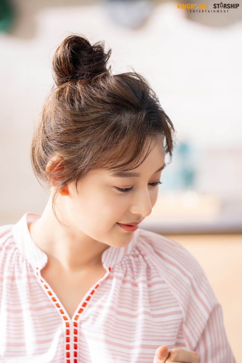 Kim Ji Won tung bộ ảnh hậu trường chụp quảng cáo mới