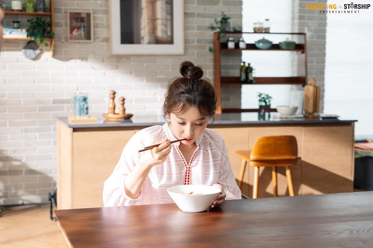Kim Ji Won tung bộ ảnh hậu trường chụp quảng cáo mới
