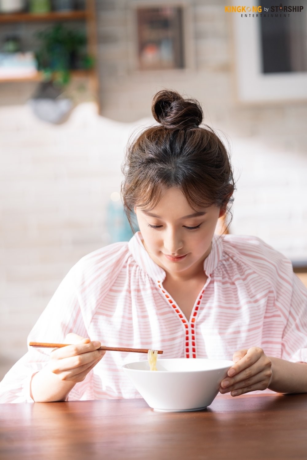 Kim Ji Won tung bộ ảnh hậu trường chụp quảng cáo mới