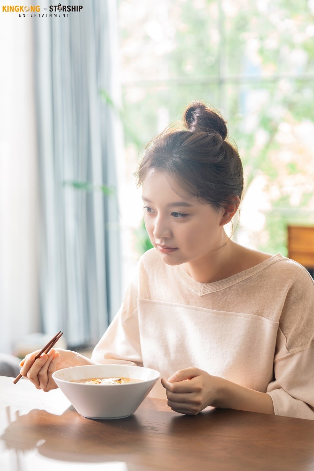 Kim Ji Won tung bộ ảnh hậu trường chụp quảng cáo mới