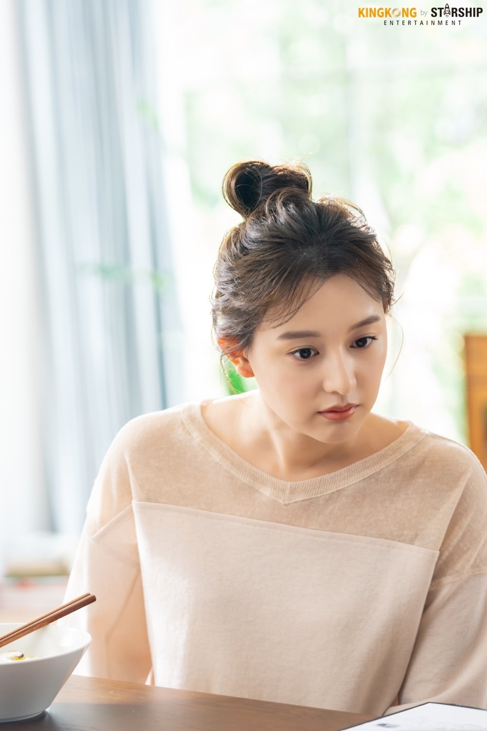 Kim Ji Won tung bộ ảnh hậu trường chụp quảng cáo mới
