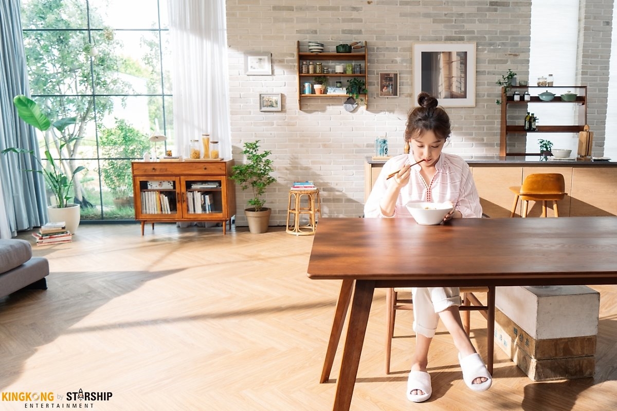Kim Ji Won tung bộ ảnh hậu trường chụp quảng cáo mới