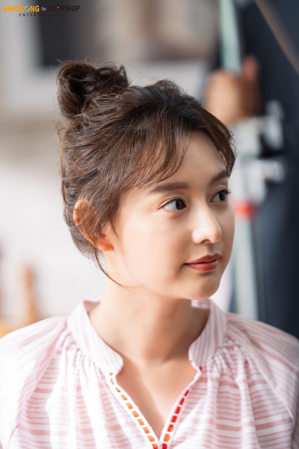 Kim Ji Won tung bộ ảnh hậu trường chụp quảng cáo mới