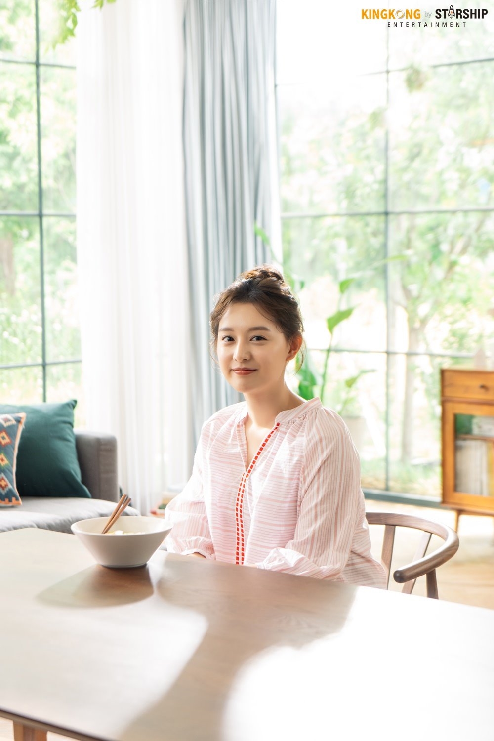 Kim Ji Won tung bộ ảnh hậu trường chụp quảng cáo mới