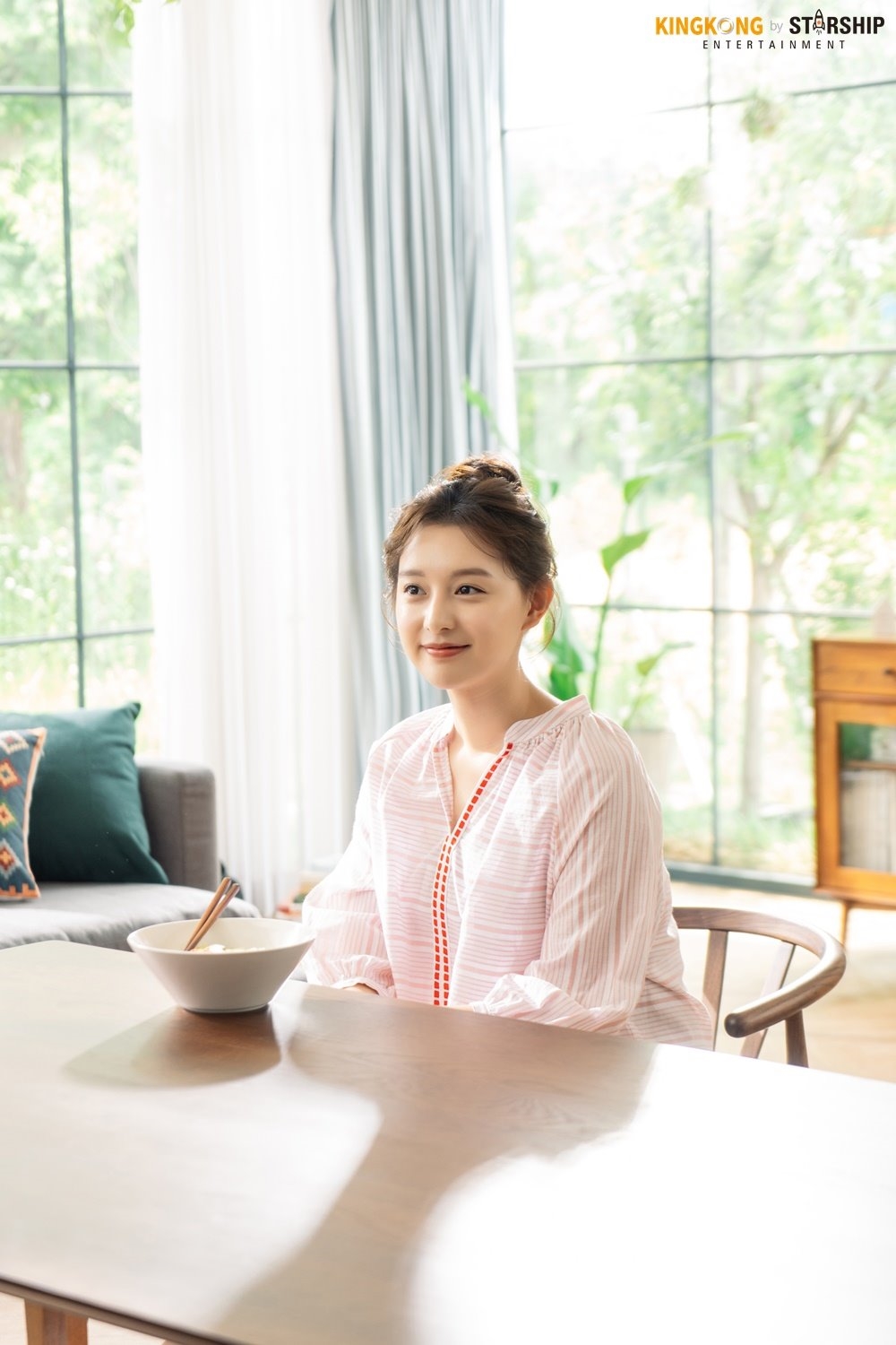 Kim Ji Won tung bộ ảnh hậu trường chụp quảng cáo mới