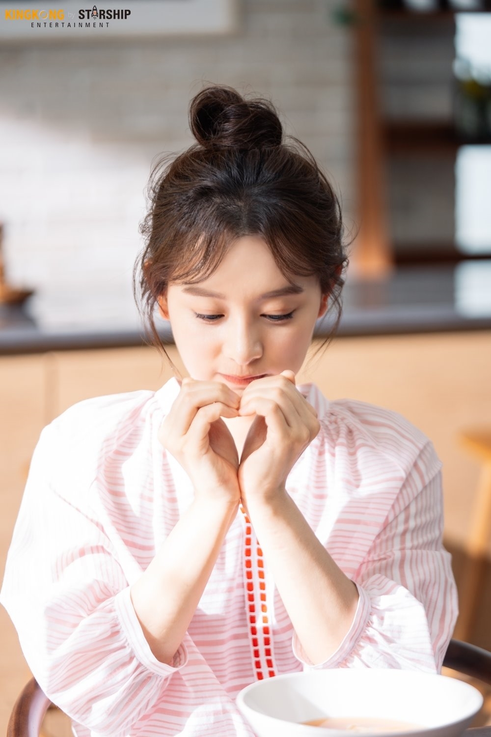 Kim Ji Won tung bộ ảnh hậu trường chụp quảng cáo mới