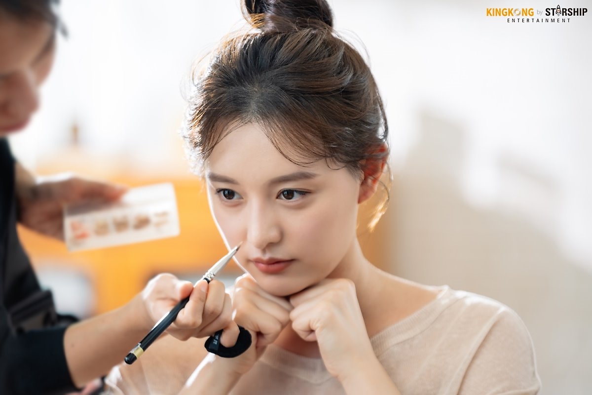 Kim Ji Won tung bộ ảnh hậu trường chụp quảng cáo mới