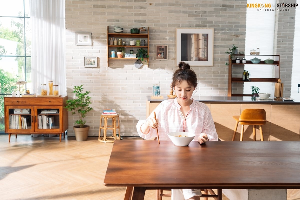 Kim Ji Won tung bộ ảnh hậu trường chụp quảng cáo mới
