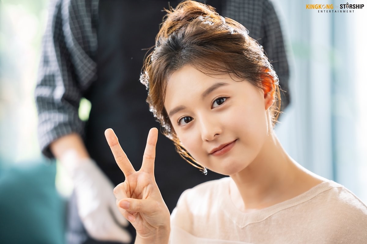 Kim Ji Won tung bộ ảnh hậu trường chụp quảng cáo mới