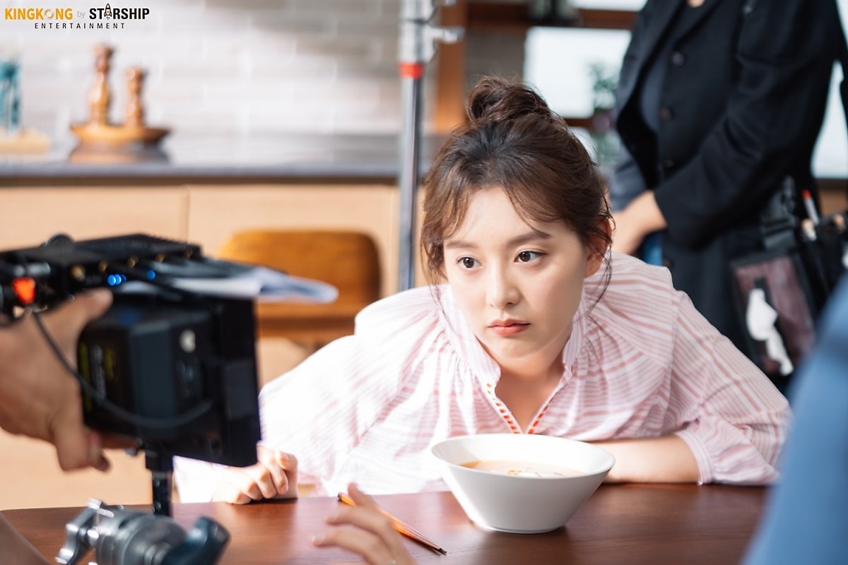 Kim Ji Won tung bộ ảnh hậu trường chụp quảng cáo mới
