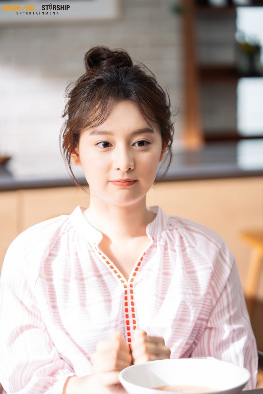 Kim Ji Won tung bộ ảnh hậu trường chụp quảng cáo mới