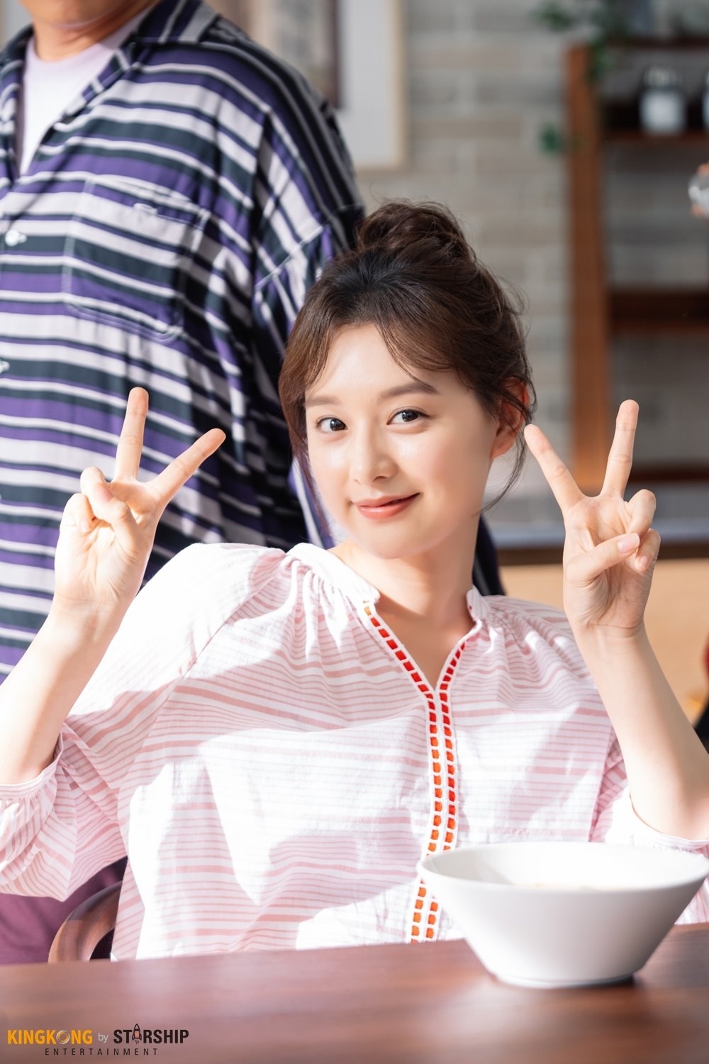 Kim Ji Won tung bộ ảnh hậu trường chụp quảng cáo mới