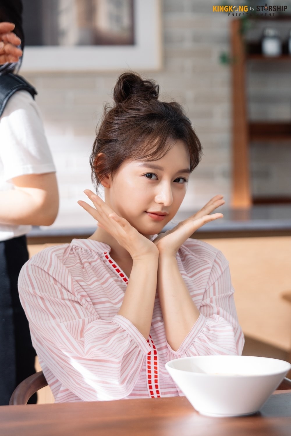 Kim Ji Won tung bộ ảnh hậu trường chụp quảng cáo mới