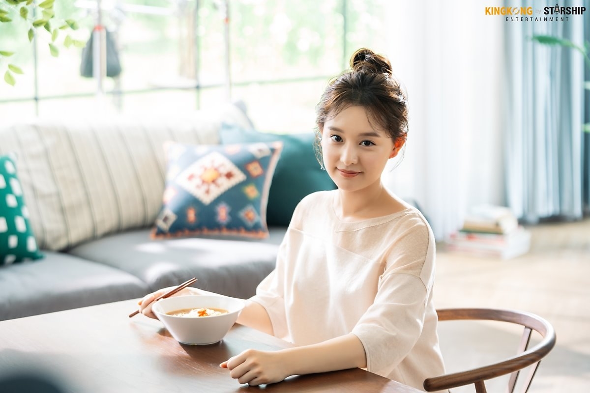 Kim Ji Won tung bộ ảnh hậu trường chụp quảng cáo mới
