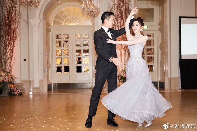 Tỉnh Bách Nhiên - Lưu Hạo Nhiên phải đạp xe đi kiếm ăn dù là phù rể