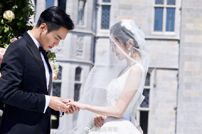 Đường Nghệ Hân - Trương Nhược Quân khoe ảnh tuần trăng mật