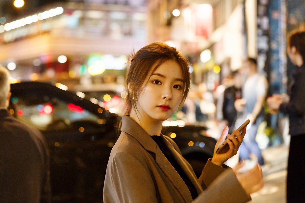 Shin Se Kyung khoe vẻ đẹp không tì vết trên đường phố Hong Kong.