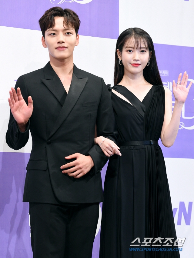 IU - Yeo Jin Goo xứng đôi tại họp báo drama mới “Hotel Del Luna”