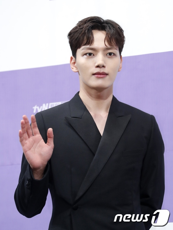 IU - Yeo Jin Goo xứng đôi tại họp báo drama mới “Hotel Del Luna”