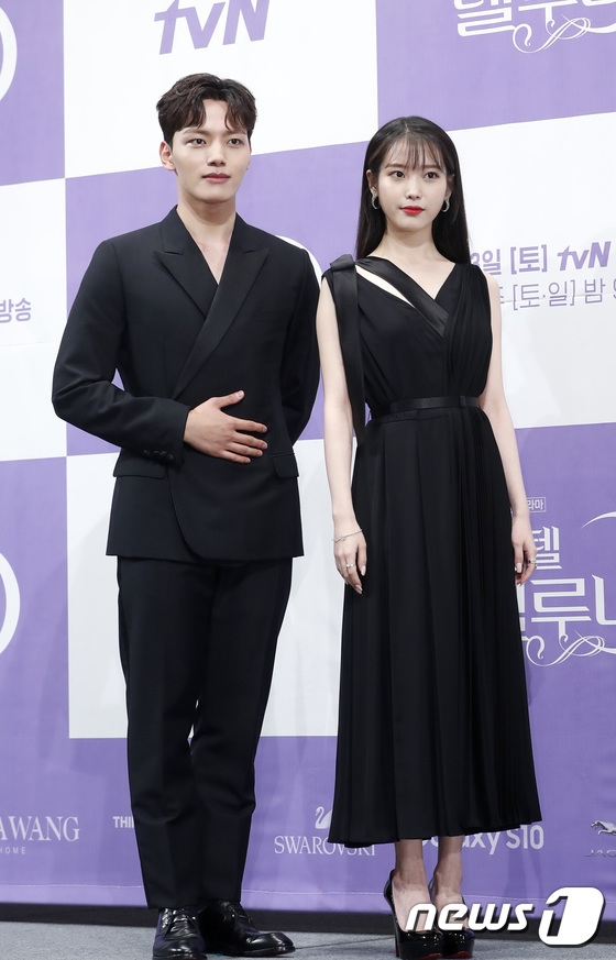 IU - Yeo Jin Goo xứng đôi tại họp báo drama mới “Hotel Del Luna”
