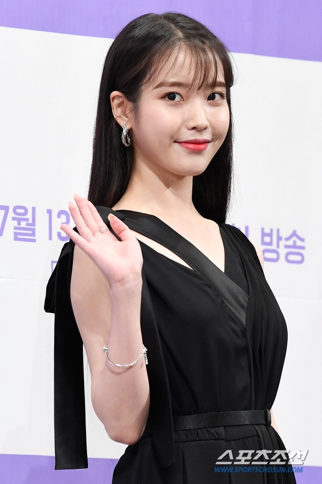 IU - Yeo Jin Goo xứng đôi tại họp báo drama mới “Hotel Del Luna”