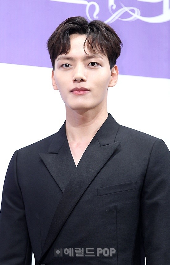 IU - Yeo Jin Goo xứng đôi tại họp báo drama mới “Hotel Del Luna”