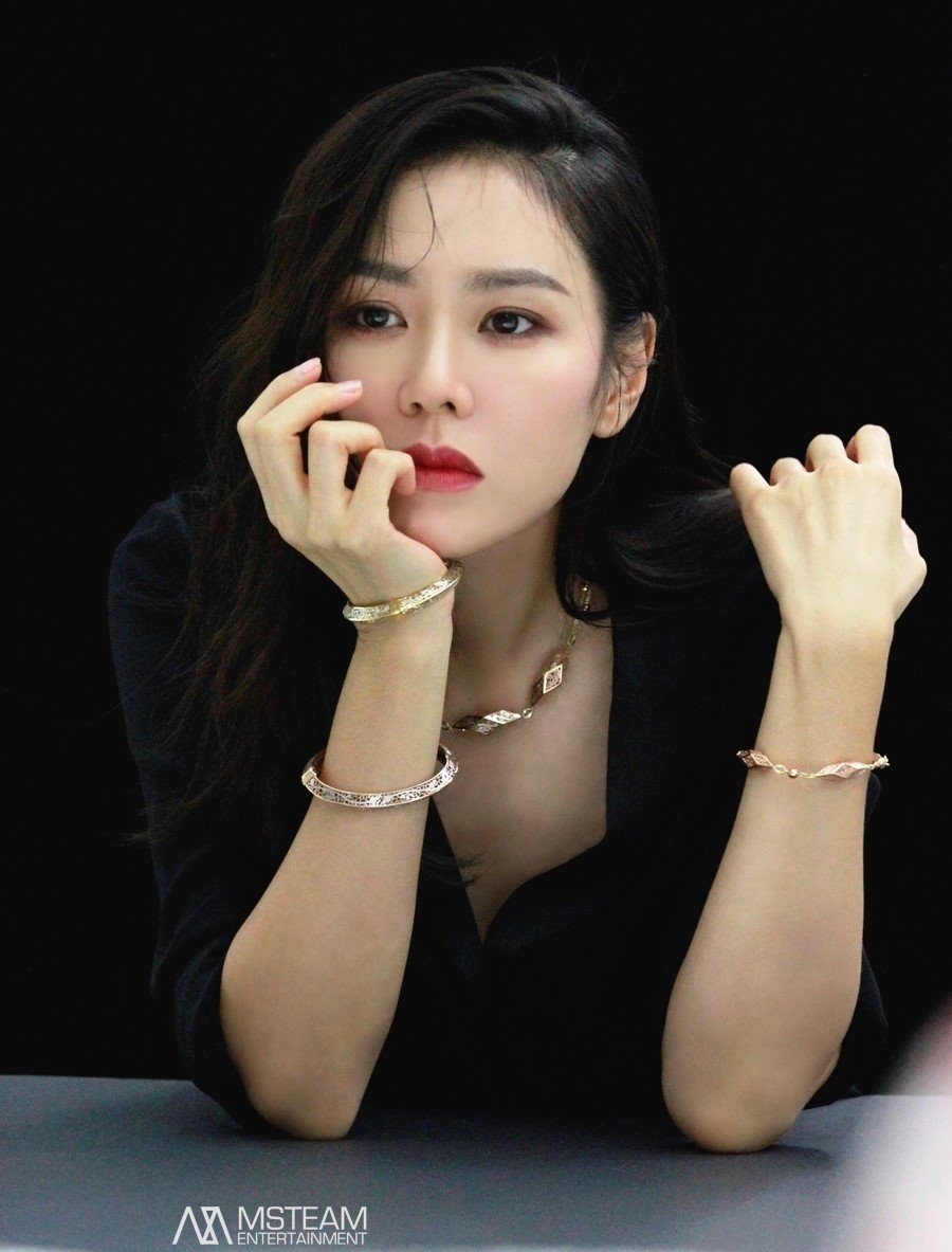 Son Ye Jin tung bộ ảnh mới đẹp mê hồn trước khi trở lại với drama mới