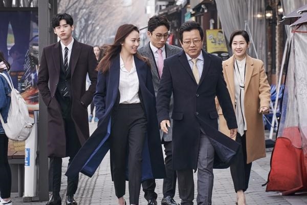 Lee Jong Suk gửi tặng xe cà phê ủng hộ Go Sung Hee quay phim