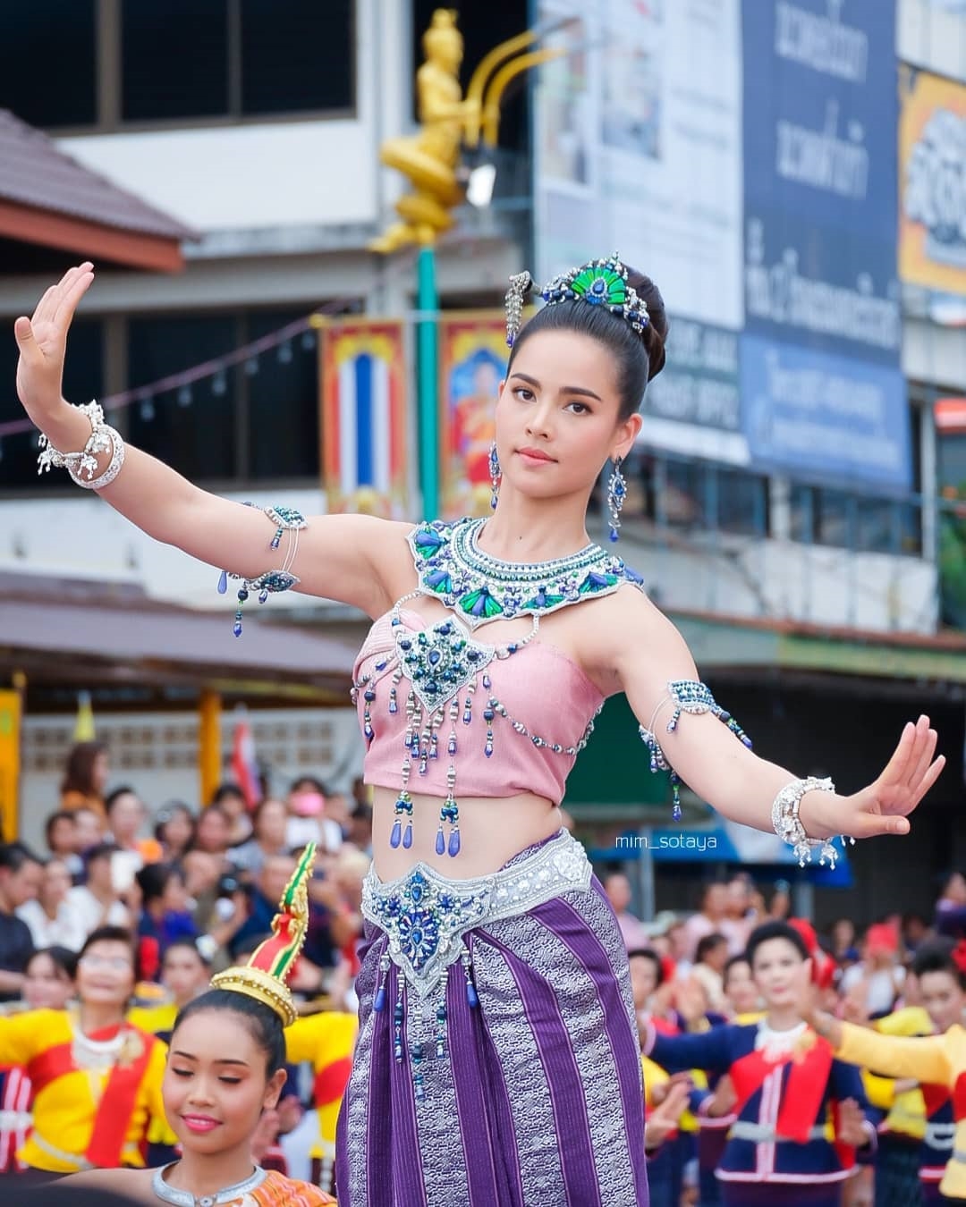 Yaya Urassaya nhận cát xê khủng khi làm khách mời cho lễ hội