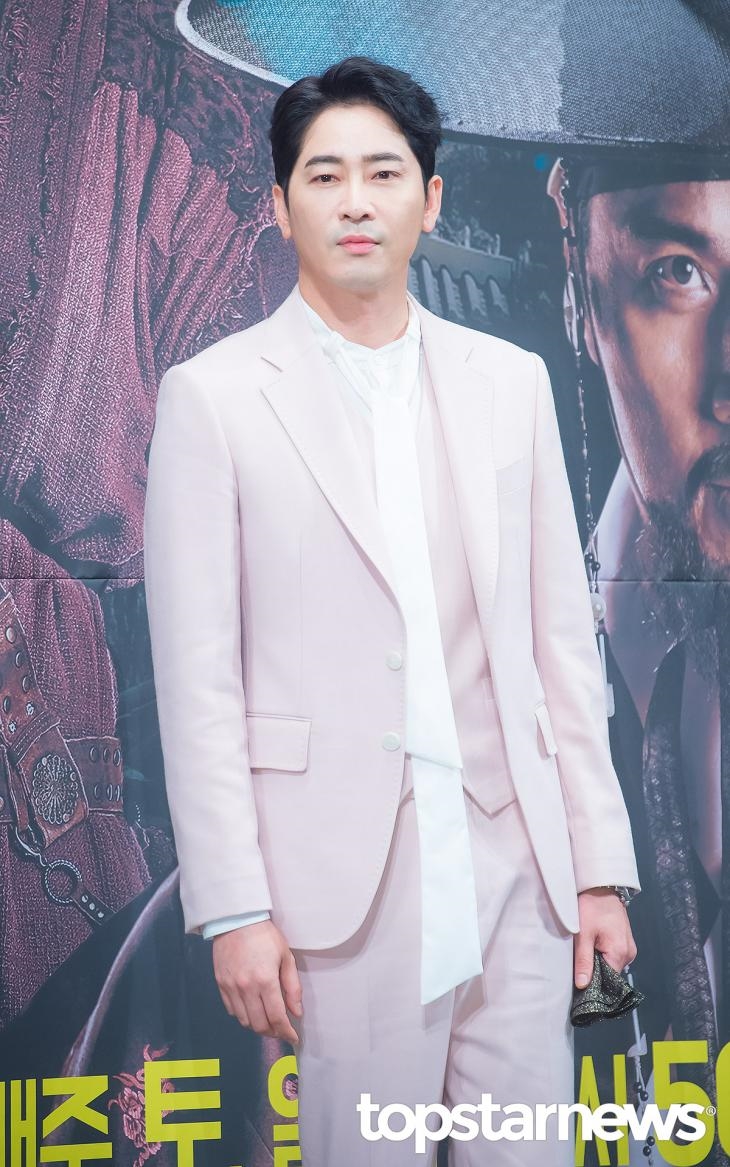 Kang Ji Hwan đứng trước nguy cơ bị tạm giam điều tra quấy rối