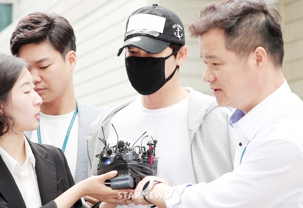 Kang Ji Hwan bị còng tay bắt đi sau 3 ngày bị tố cáo cưỡng bức