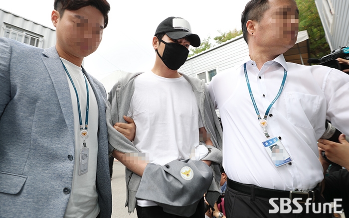 Kang Ji Hwan bị còng tay bắt đi sau 3 ngày bị tố cáo cưỡng bức