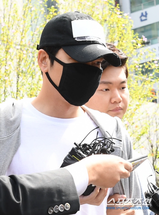 Kang Ji Hwan bị còng tay bắt đi sau 3 ngày bị tố cáo cưỡng bức