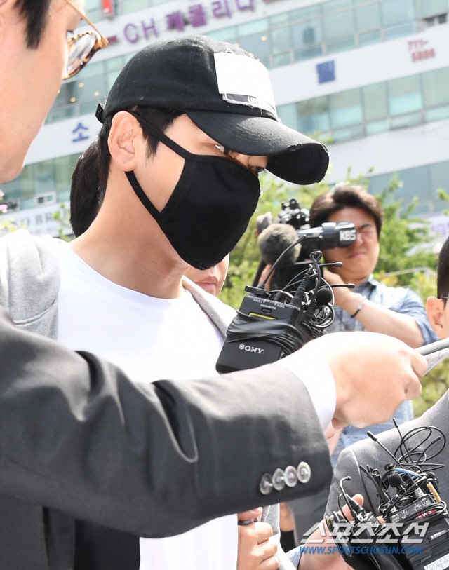Kang Ji Hwan bị còng tay bắt đi sau 3 ngày bị tố cáo cưỡng bức