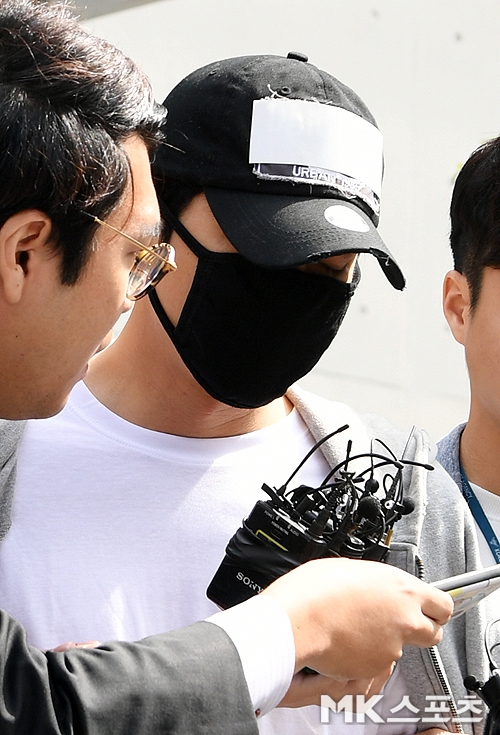 Kang Ji Hwan bị còng tay bắt đi sau 3 ngày bị tố cáo cưỡng bức