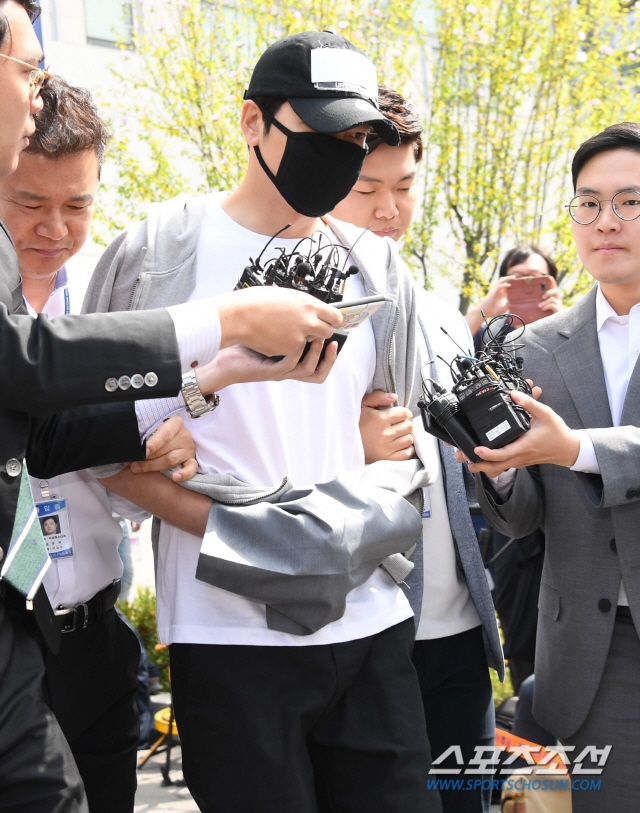 Kang Ji Hwan bị còng tay bắt đi sau 3 ngày bị tố cáo cưỡng bức