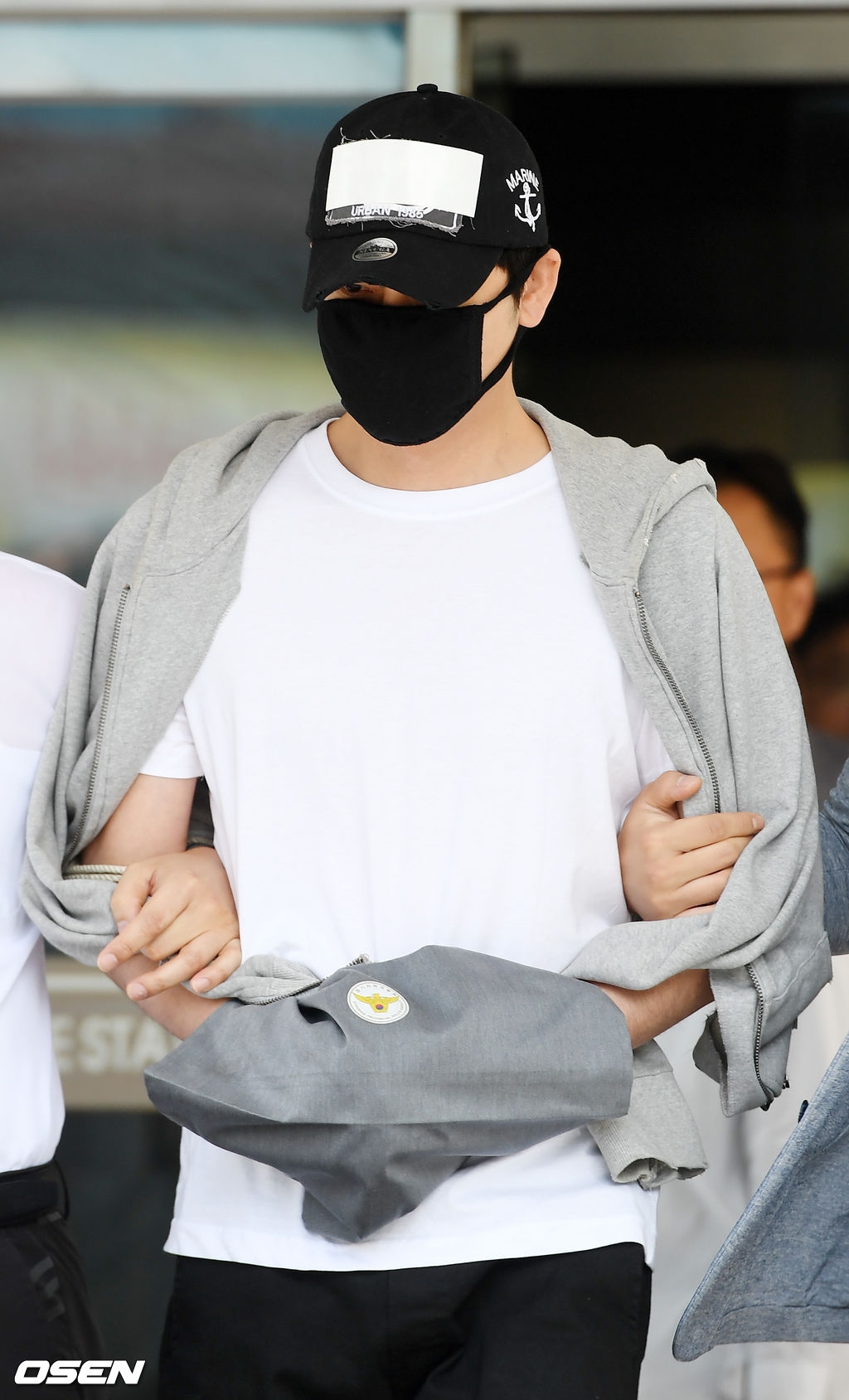 Kang Ji Hwan bị còng tay bắt đi sau 3 ngày bị tố cáo cưỡng bức