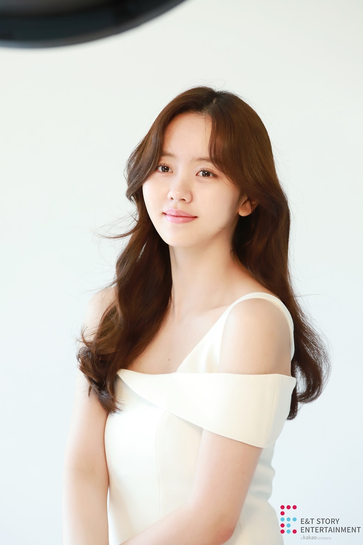Kim So Hyun khoe bộ ảnh mới trở lại với mái tóc dài xinh như tiên nữ