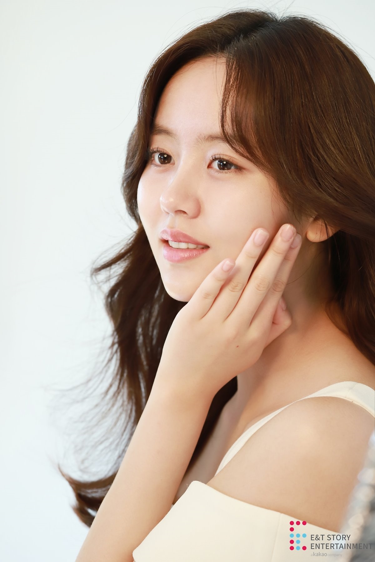 Kim So Hyun khoe bộ ảnh mới trở lại với mái tóc dài xinh như tiên nữ