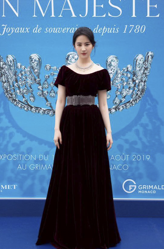 Song Hye Kyo đọ sắc Lưu Diệc Phi tại sự kiện bên trời Tây
