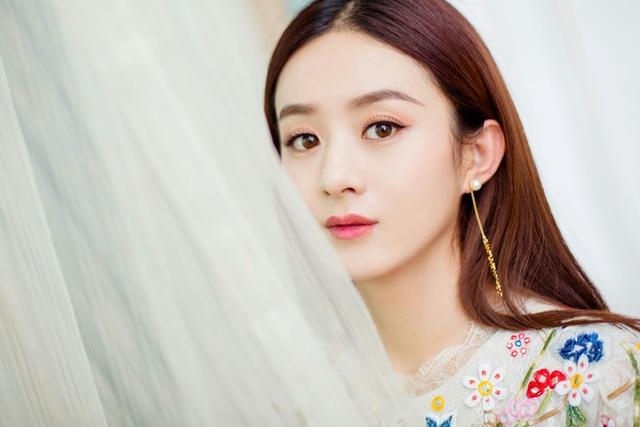 Triệu Lệ Dĩnh bất ngờ quay lại với công việc sau 4 tháng ở cữ