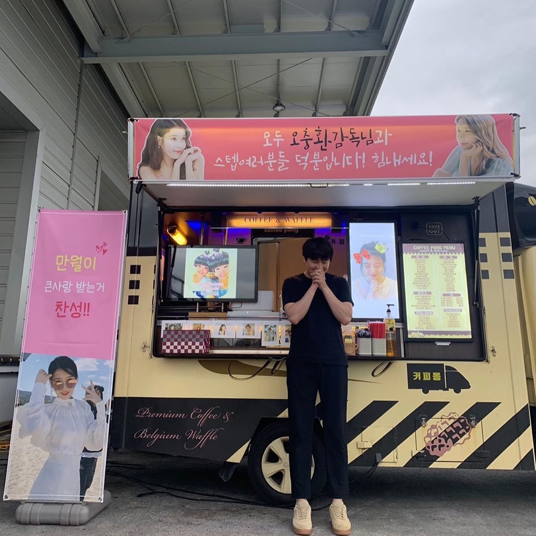 Yoo In Na gửi xe thức ăn tới phim trường 'Hotel Del Luna' ủng hộ IU