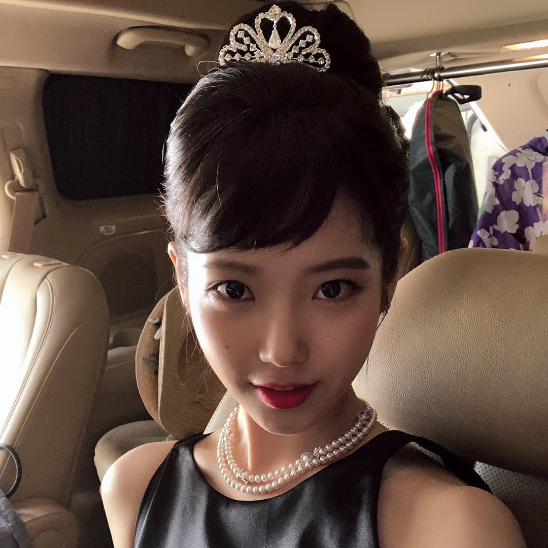Yoo In Na gửi xe thức ăn tới phim trường 'Hotel Del Luna' ủng hộ IU