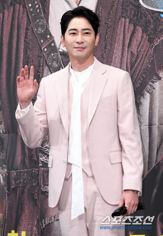 Kang Ji Hwan thừa nhận tội cưỡng bức sau 3 ngày bị bắt