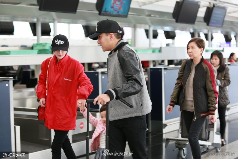 Lưu Khải Uy và Gạo Nếp Nhỏ song ca trong chương trình văn nghệ trường