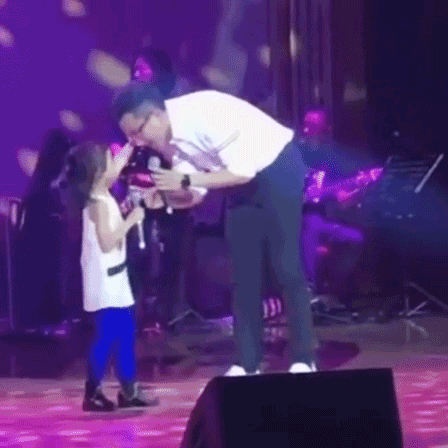 Lưu Khải Uy và Gạo Nếp Nhỏ song ca trong chương trình văn nghệ trường