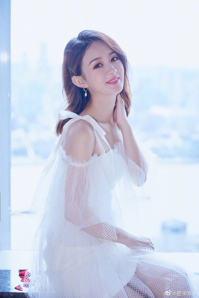 Triệu Lệ Dĩnh bất ngờ tái xuất sau khi sinh con trai