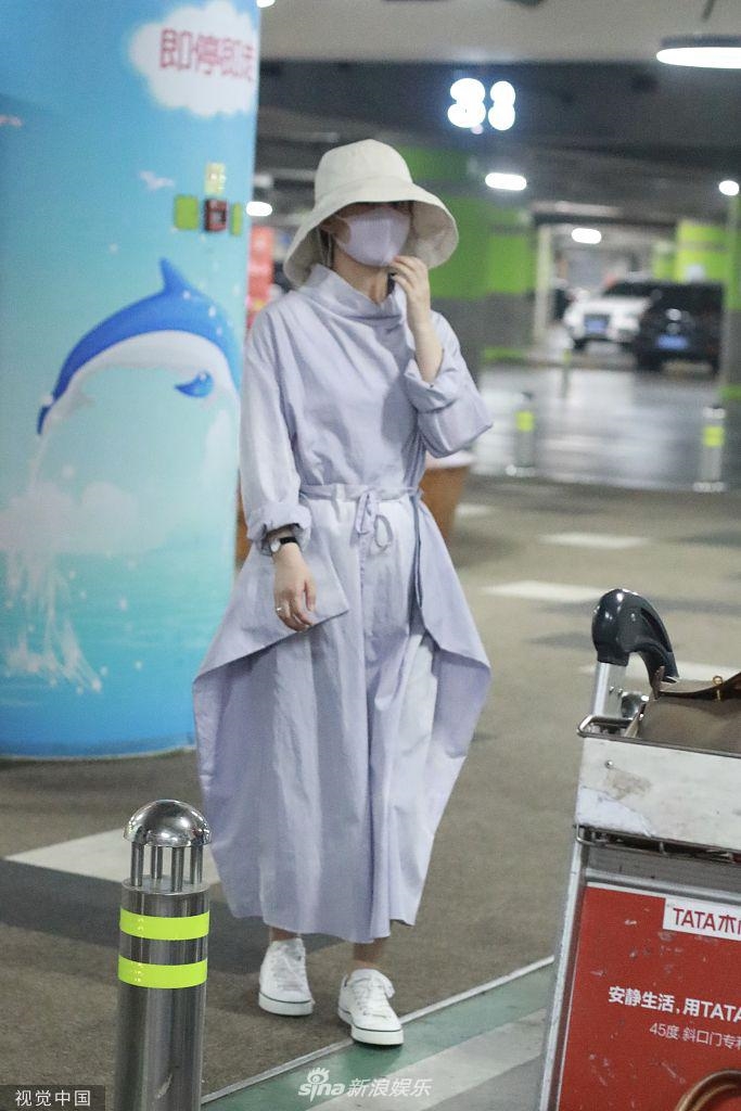 Triệu Lệ Dĩnh bất ngờ tái xuất sau khi sinh con trai